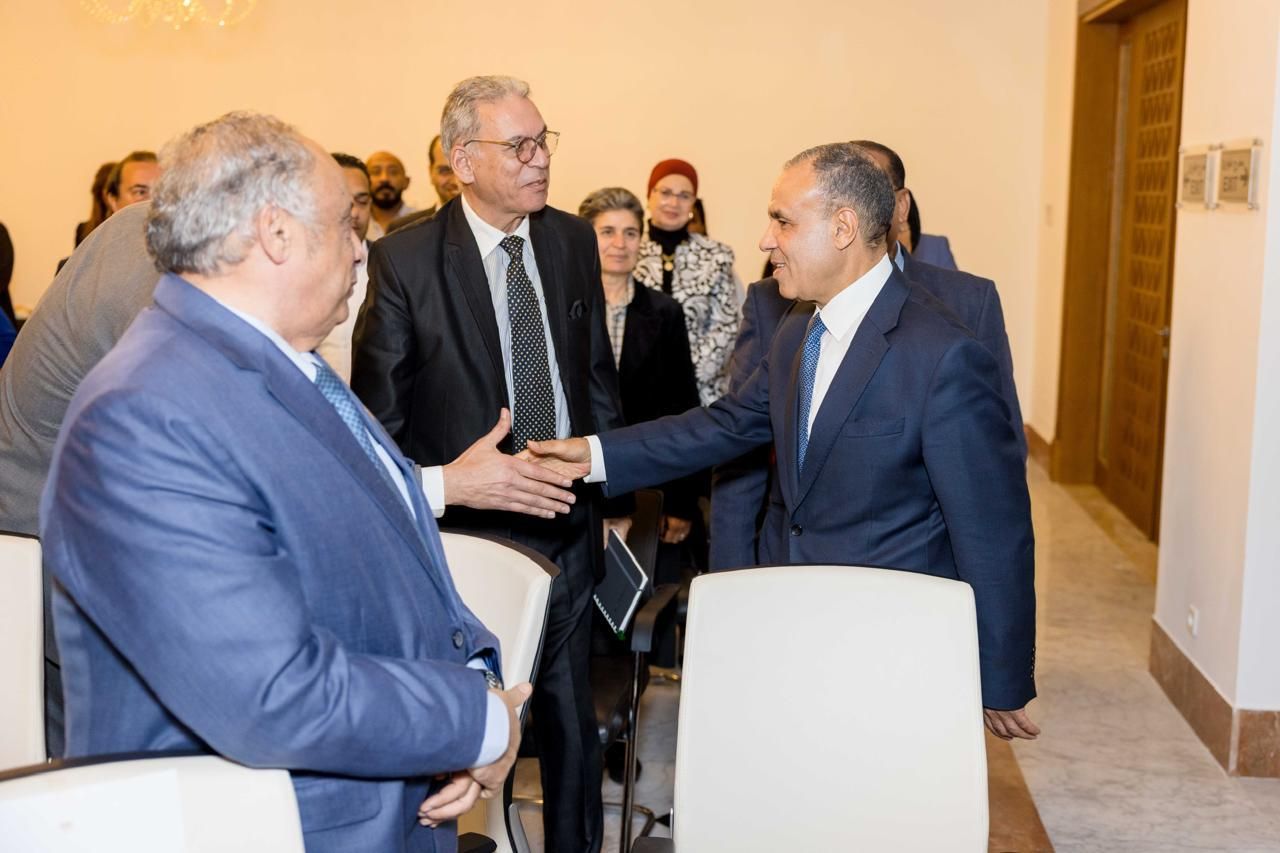 وزير الخارجية والهجرة يعقد جلسة مباحثات مع نظيره التونسي