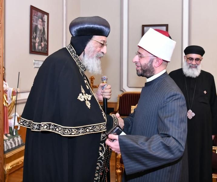 وزير قطاع الأعمال يهنئ البابا تواضروس والأقباط بعيد القيامة المجيد