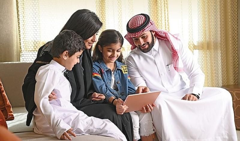 مسرحية من خمسين عامًا تعيد دفء التواصل العائلي في الشاشات الرقمية