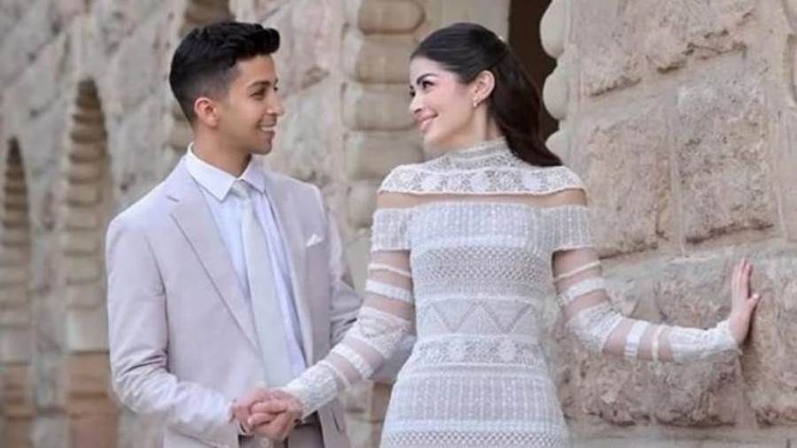 الصور الأولى من حفل زفاف ليلى أحمد زاهر وهشام جمال تحتفل الفنانة ليلى أحمد زاهر بزفافها الآن على الفنان هشام جمال أمام هرم سقارة.واختارت ليلى أحمد زاهر فستانا أ إقرأ المزيد