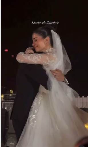 الصور الأولى من حفل زفاف ليلى أحمد زاهر وهشام جمال تحتفل الفنانة ليلى أحمد زاهر بزفافها الآن على الفنان هشام جمال أمام هرم سقارة.واختارت ليلى أحمد زاهر فستانا أ إقرأ المزيد