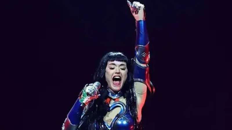 برقصة ”الروبوت”.. كاتي بيري تثير الجدل في أولى محطات جولتها الغنائية