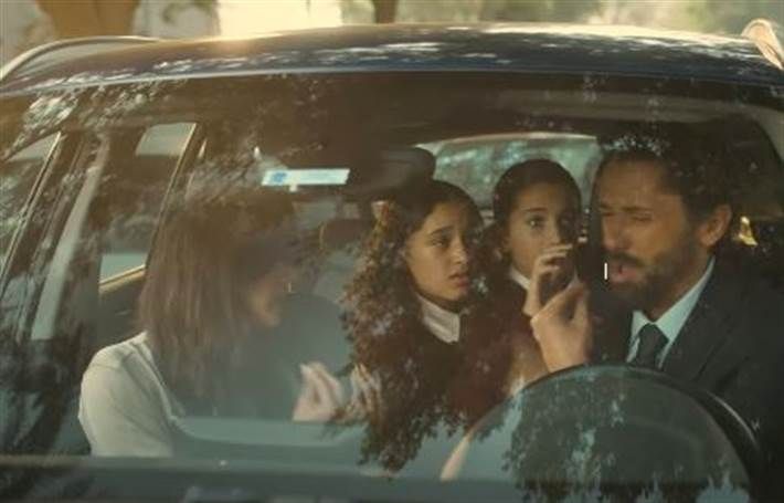 ظهور مفاجئ لبنات كريم محمود عبد العزيز معه في إعلان جديد فاجأ الفنان كريم محمود عبد العزيز جمهوره بظهور ابنتيه كندة وخديجة معه في إعلان جديد لصالح أحد البنوك.ويظه إقرأ المزيد