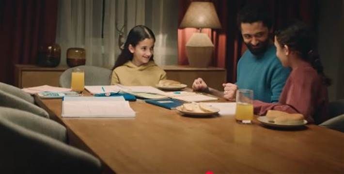 ظهور مفاجئ لبنات كريم محمود عبد العزيز معه في إعلان جديد فاجأ الفنان كريم محمود عبد العزيز جمهوره بظهور ابنتيه كندة وخديجة معه في إعلان جديد لصالح أحد البنوك.ويظه إقرأ المزيد