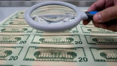 الدولار يفاقم خسائره الأسبوعية