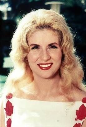 فنانون غيروا أسماءهم من أجل الفن عدد كبير من النجوم غيروا أسماءهم الحقيقية لدخول عالم الشهرة والفن.فمنذ انطلاقتهم في عالم الفن غيروا أسماءهم و إقرأ المزيد