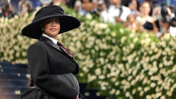ريهانا تعلن عن حملها الثالث في حفل Met Gala لثالث مرة تعلن النجمة ريهانا عن حملها بطريقة تخطف الأنظار وهذه المرة من خلال ظهور لافت في حفل Met Gala 2025.ظ إقرأ المزيد
