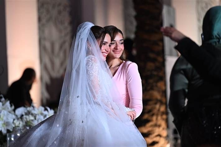 نجوم الفن في حفل زفاف رنا رئيس احتفلت الفنانة رنا رئيس بزفافها مساء الاثنين 5 مايو داخل أحد فنادق القاهرة الشهيرة.حرص عدد كبير من نجوم الفن إقرأ المزيد