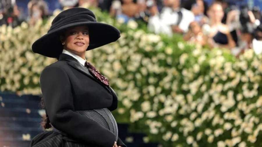ريهانا تعلن عن حملها الثالث في حفل Met Gala لثالث مرة تعلن النجمة ريهانا عن حملها بطريقة تخطف الأنظار وهذه المرة من خلال ظهور لافت في حفل Met Gala 2025.ظ إقرأ المزيد