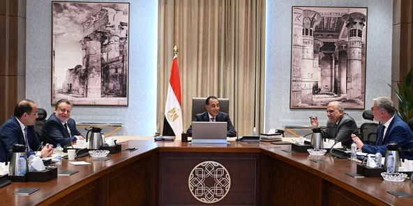 رئيس الوزراء يستعرض خطة توفير المنتجات البترولية لتشغيل…