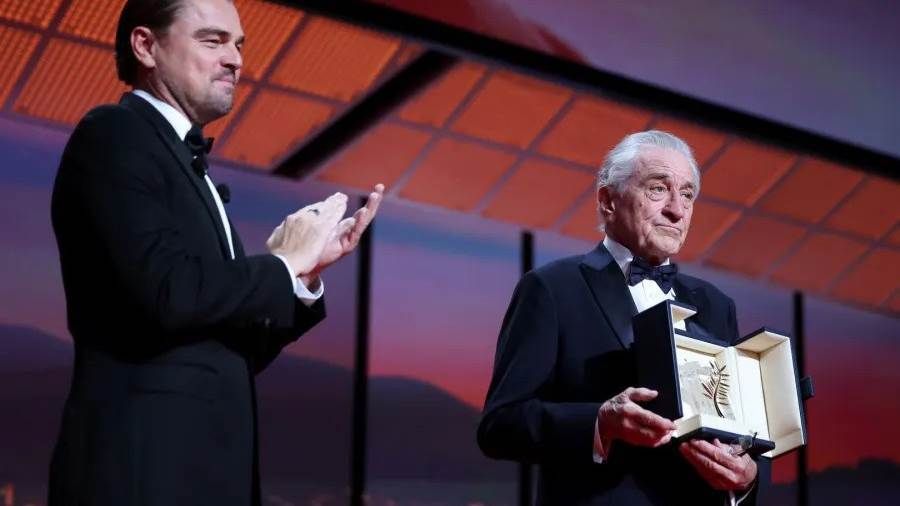 روبرت دي نيرو يتسلم السعفة الذهبية الفخرية بمهرجان كان السينمائي حصل الممثل والمنتج والمخرج روبرت دي نيرو على جائزة السعفة الذهبية الفخرية تكريما لمشواره الفني وإرثه الكبير ف إقرأ المزيد