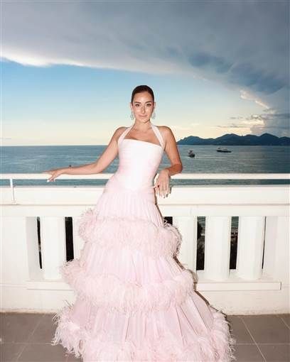 أمينة خليل تتألق بفستان وردي من رامي قاضي في مهرجان كان لفتت الفنانة أمينة خليل الأنظار خلال حضورها حفل افتتاح مهرجان كان السينمائي في دورته الـ78. وأطلت أمينة خليل إقرأ المزيد