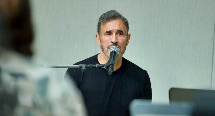 كاظم الساهر يفاجئ جمهوره بـ"نيولوك" فاجأ الفنان كاظم الساهر جمهوره بظهوره بلوك مختلف خلال بروفات حفله.نشر كاظم الساهر عبر حسابه على Instagram صور إقرأ المزيد