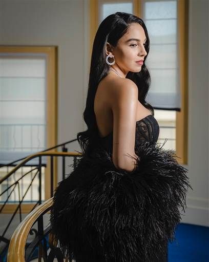 سلمى أبو ضيف تتألق بفستان أسود من الدانتيل في مهرجان كان ظهرت الفنانة سلمى أبو ضيف على السجادة الحمراء للدورة الـ78 من مهرجان كان السينمائي.وفي ثاني ظهور لها في فعالي إقرأ المزيد