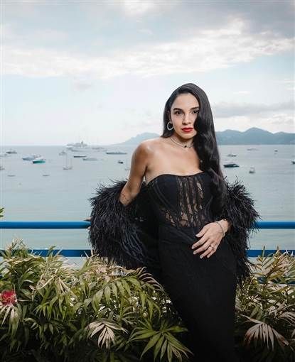 سلمى أبو ضيف تتألق بفستان أسود من الدانتيل في مهرجان كان ظهرت الفنانة سلمى أبو ضيف على السجادة الحمراء للدورة الـ78 من مهرجان كان السينمائي.وفي ثاني ظهور لها في فعالي إقرأ المزيد