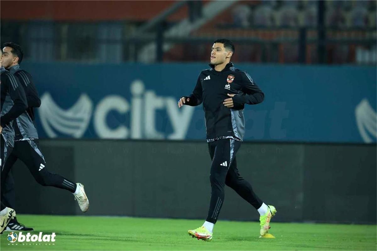 مصطفى العش يغادر مباراة الأهلي وفاركو مصابًا