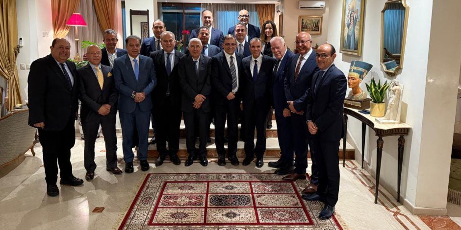 وزير الخارجية والهجرة يلتقي مع مجموعة من كبار رجال الأعمال ورؤساء البنوك المغربية