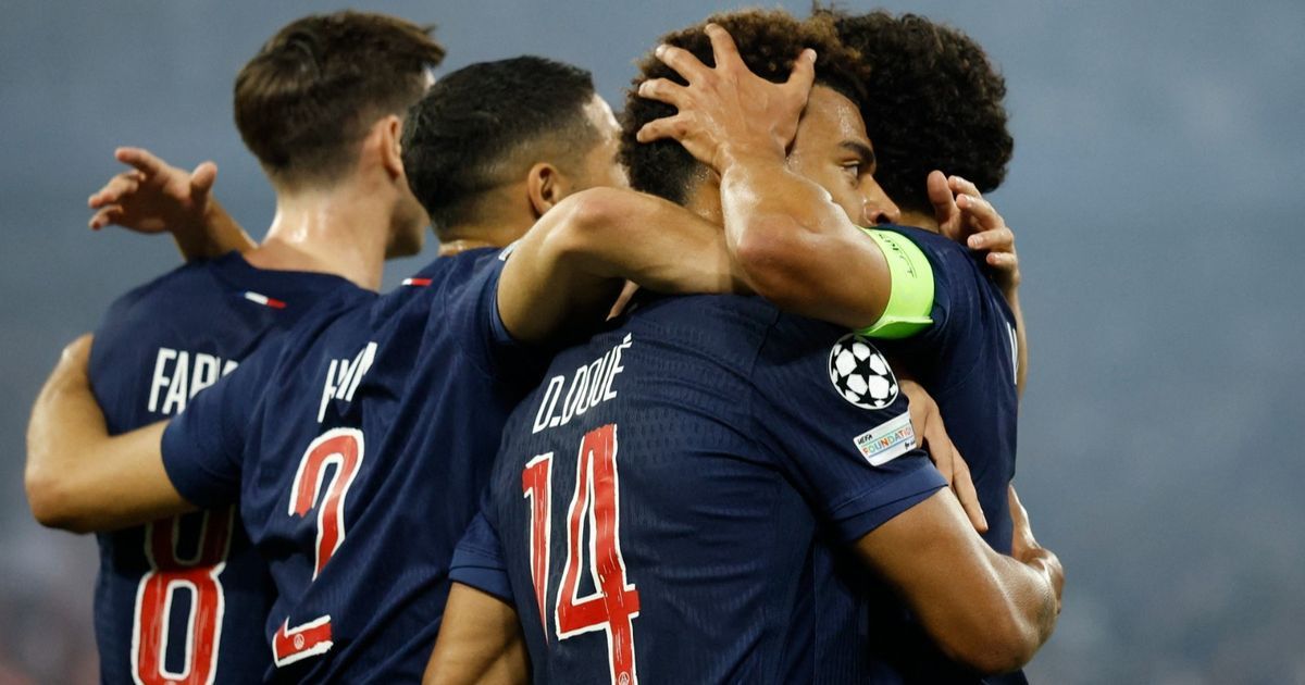 احتفال أشرف حكيمي وديزيري دوي.. على طريقة “سبايدر مان”