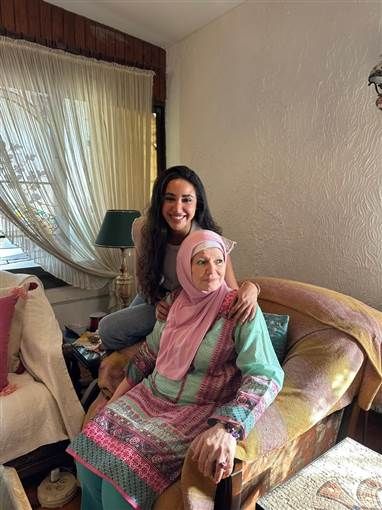 آية سماحة تزور مشيرة إسماعيل في منزلها برفقة أشرف زكي وكريم فهمي.. صور حرصت الفنانة آية سماحة على زيارة الفنانة الكبيرة مشيرة إسماعيل في منزلها لتقديم اعتذارها الشخصي عما بدر منه إقرأ المزيد