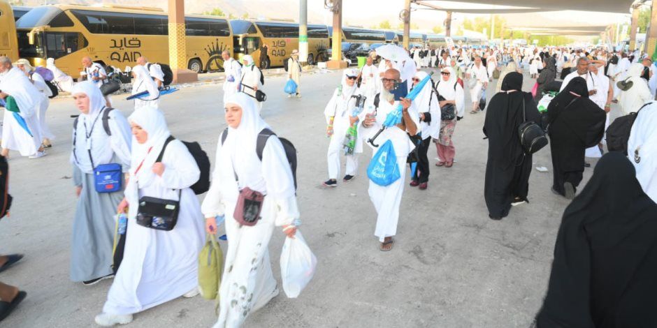 حجاج الجمعيات الأهلية يواصلون أداء المناسك.. ويرمون جمرة العقبة الكبرى.. والبعثة توفر كافة الخدمات في مشعر منى