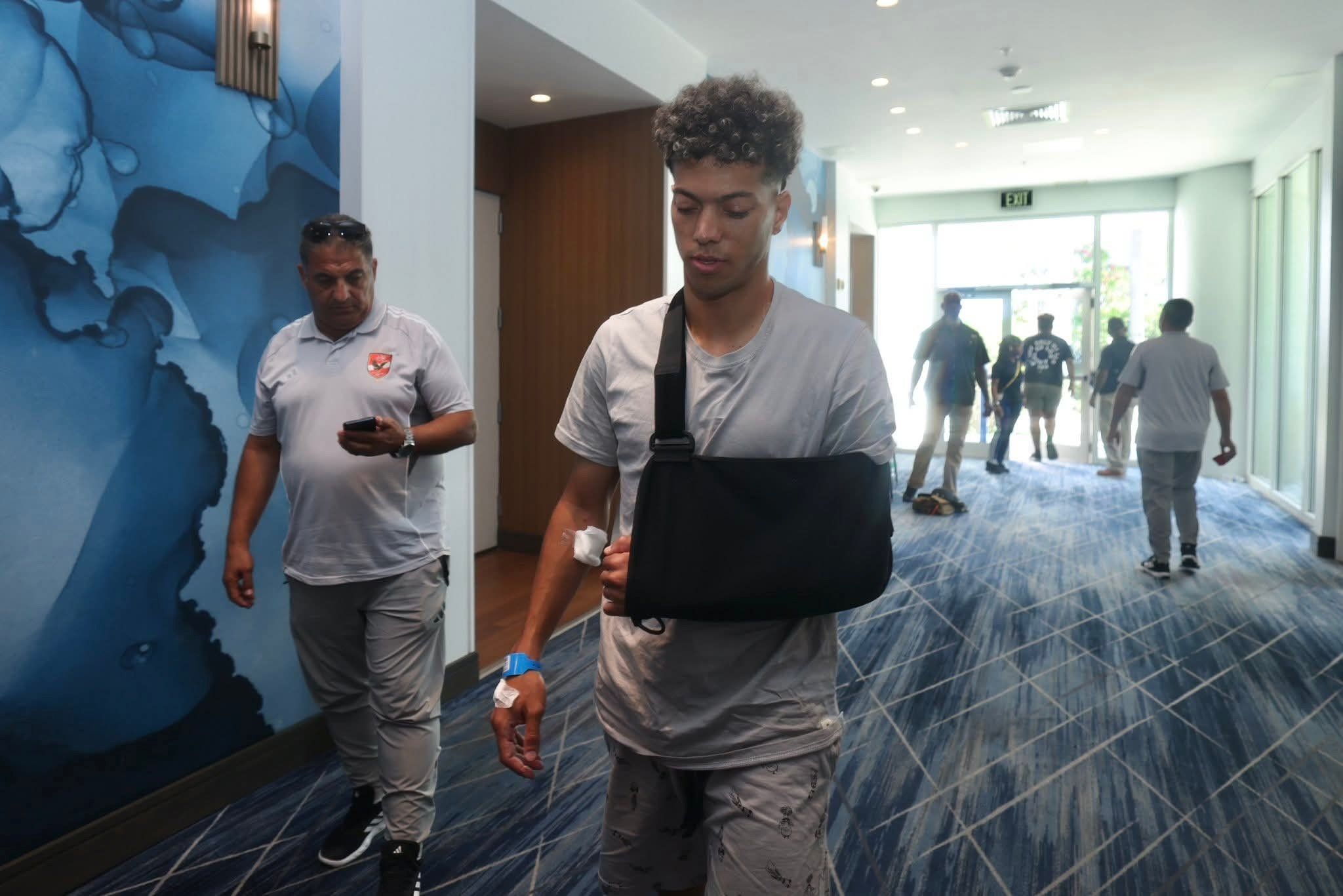 إمام عاشور يصل فندق إقامة الأهلى بأمريكا بعد إجراء جراحة "عظمة الترقوة".. صور