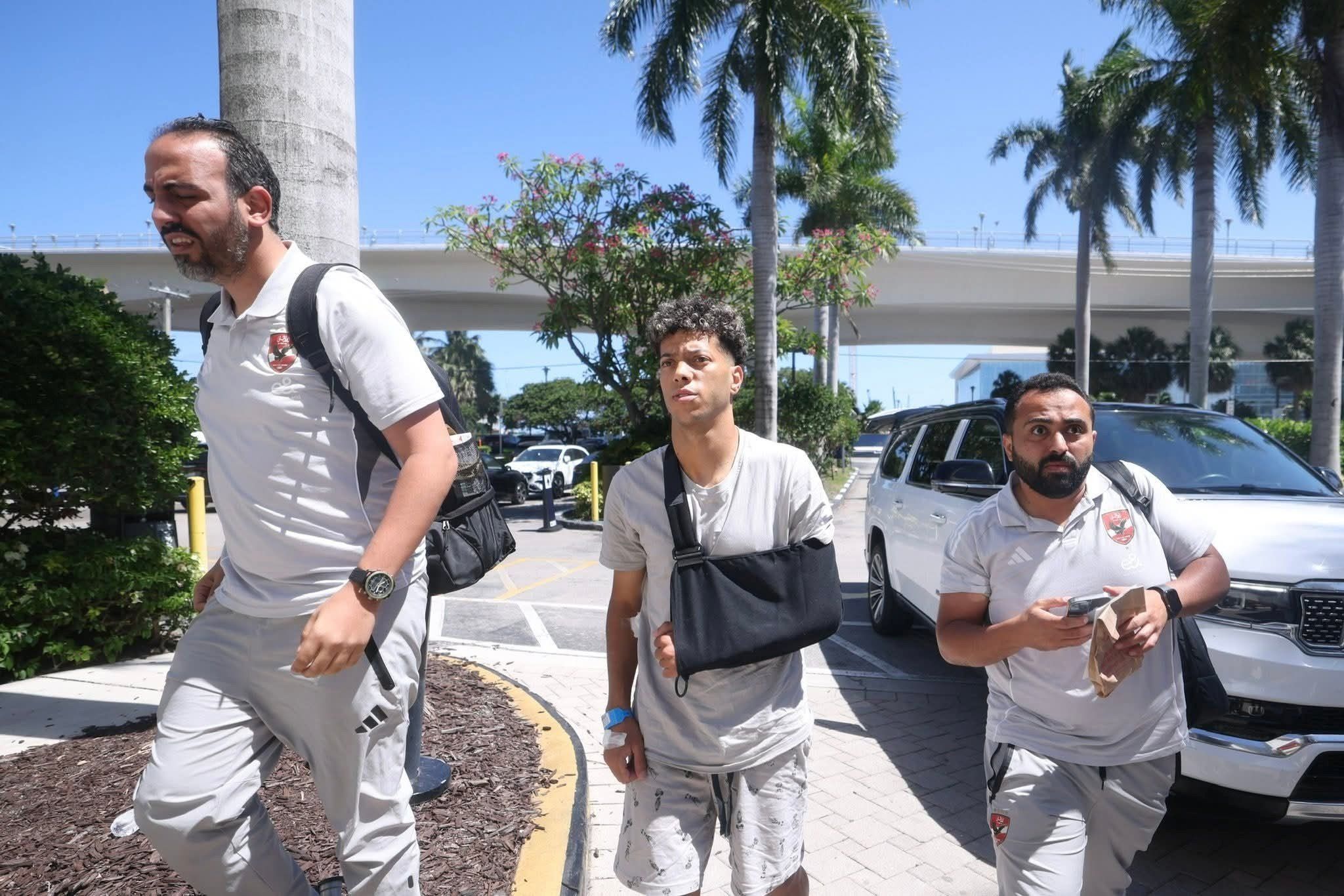 إمام عاشور يصل فندق إقامة الأهلى بأمريكا بعد إجراء جراحة "عظمة الترقوة".. صور