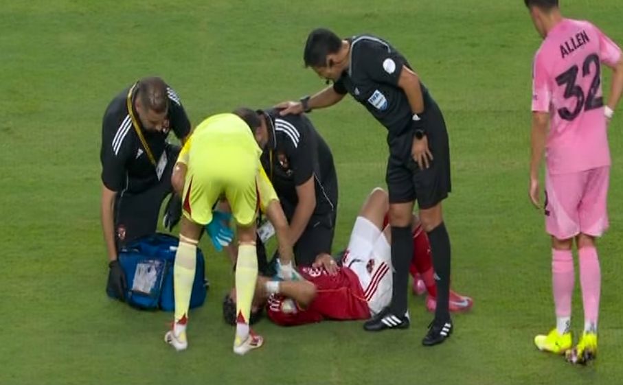 إصابة إمام عاشور ويدخل في نوبة بكاء.. ونزول زيزو في مباراة الأهلي وانتر ميامي.. صور