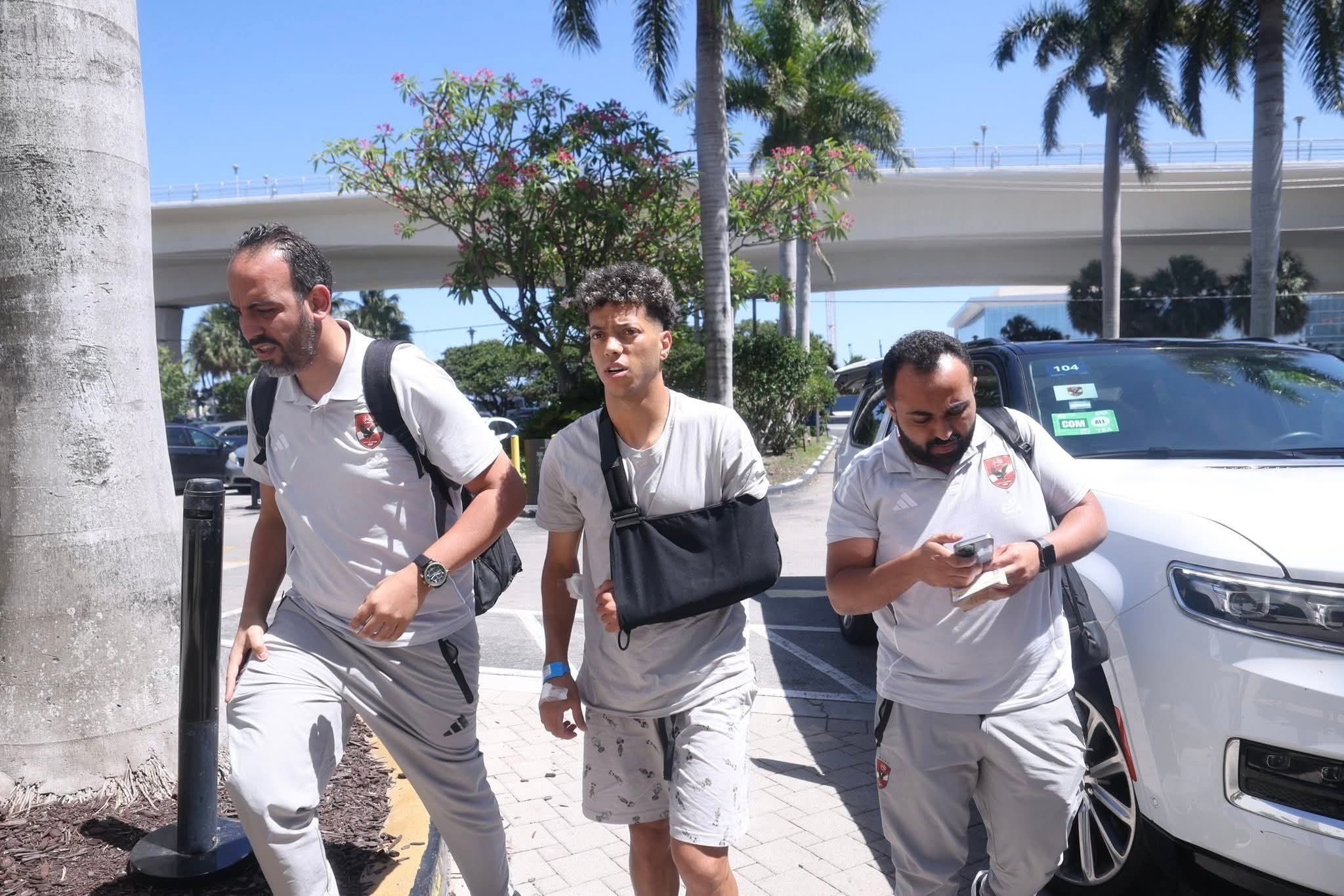 إمام عاشور يصل فندق إقامة الأهلى بأمريكا بعد إجراء جراحة "عظمة الترقوة".. صور