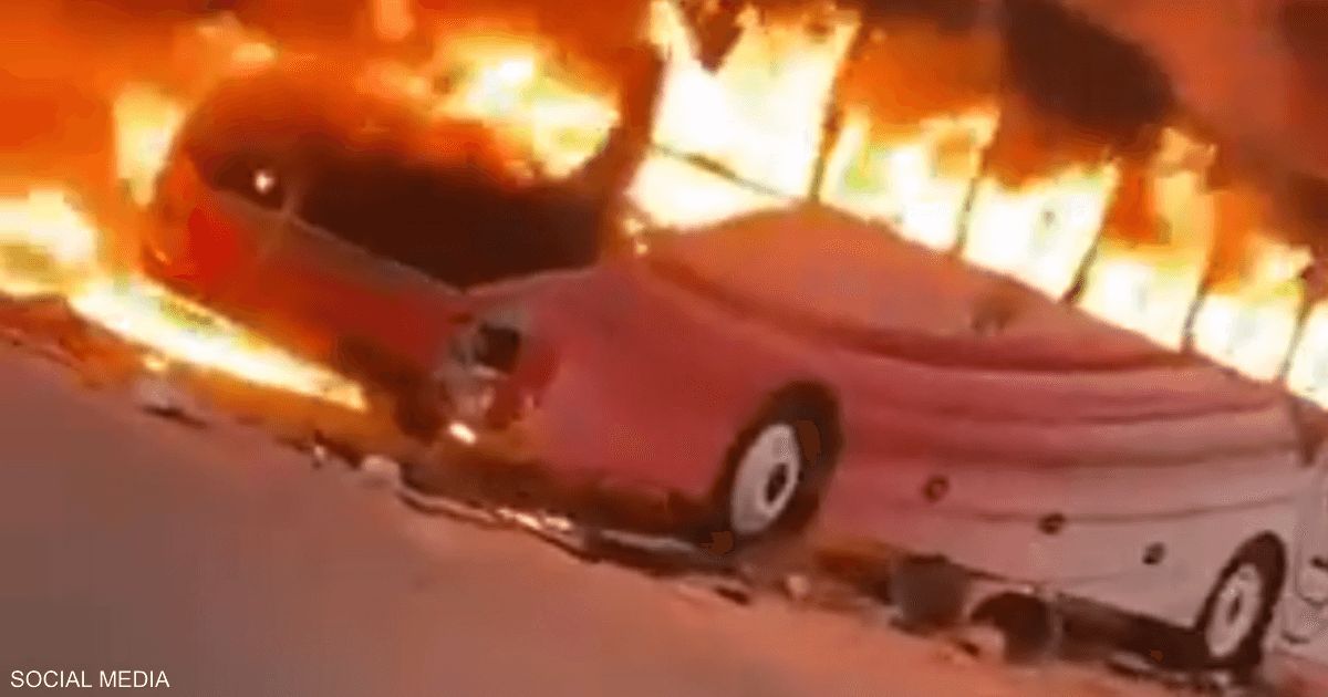 العالم اليوم - "معركة" ديربي طرابلس.. فيديو يرصد حرق حافلة وإصابة الحكم