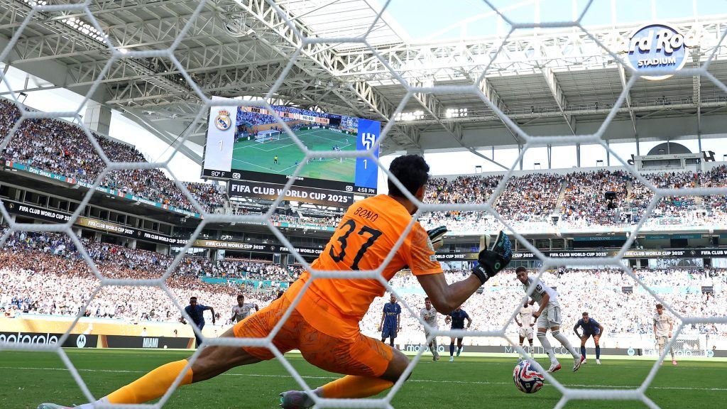 موسم التصدي لركلات الجزاء.. بونو يواصل تألقه مع الهلال