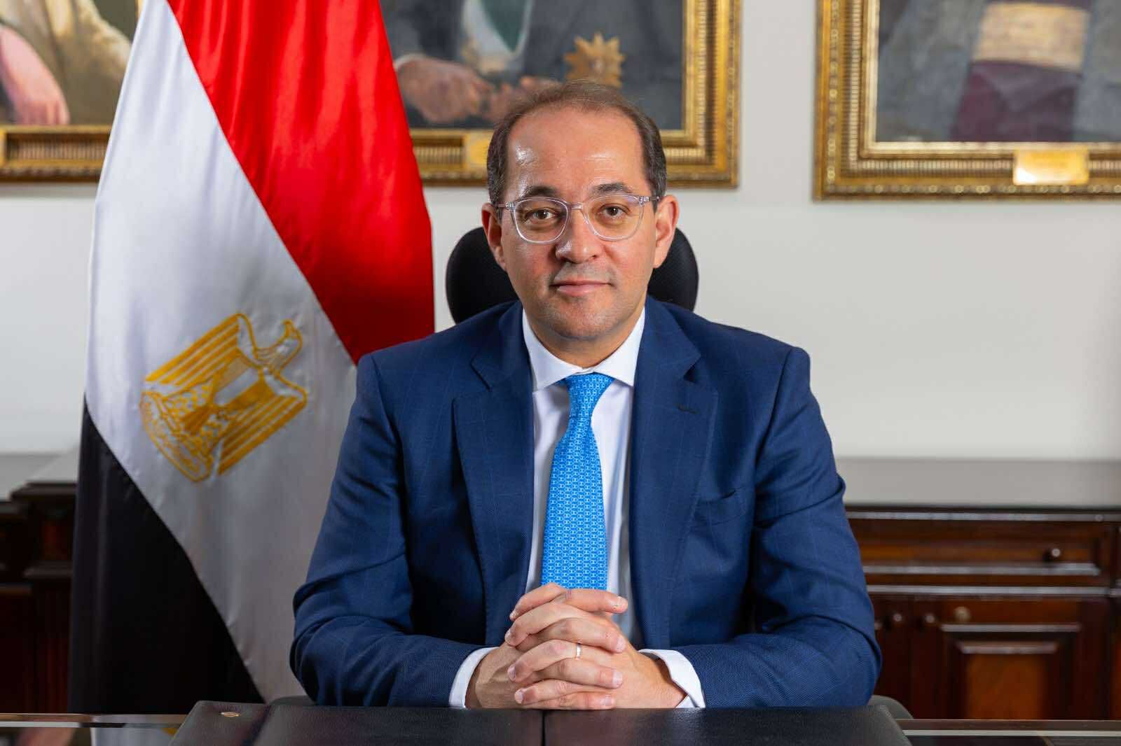 وزير المالية يكرم عددًا من الممولين المتميزين ويُجدد مساندته…