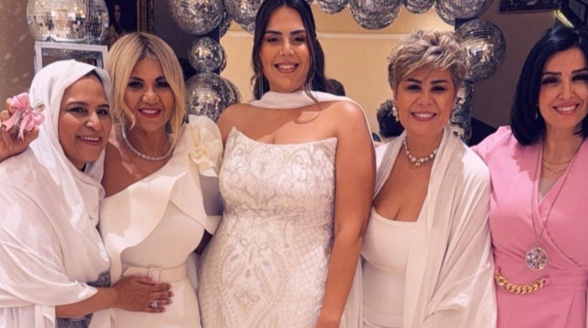 عاجل: إطلالة بيضاء.. الصور الأولى من “حنة” ابنة الإعلامية مفيدة شيحة