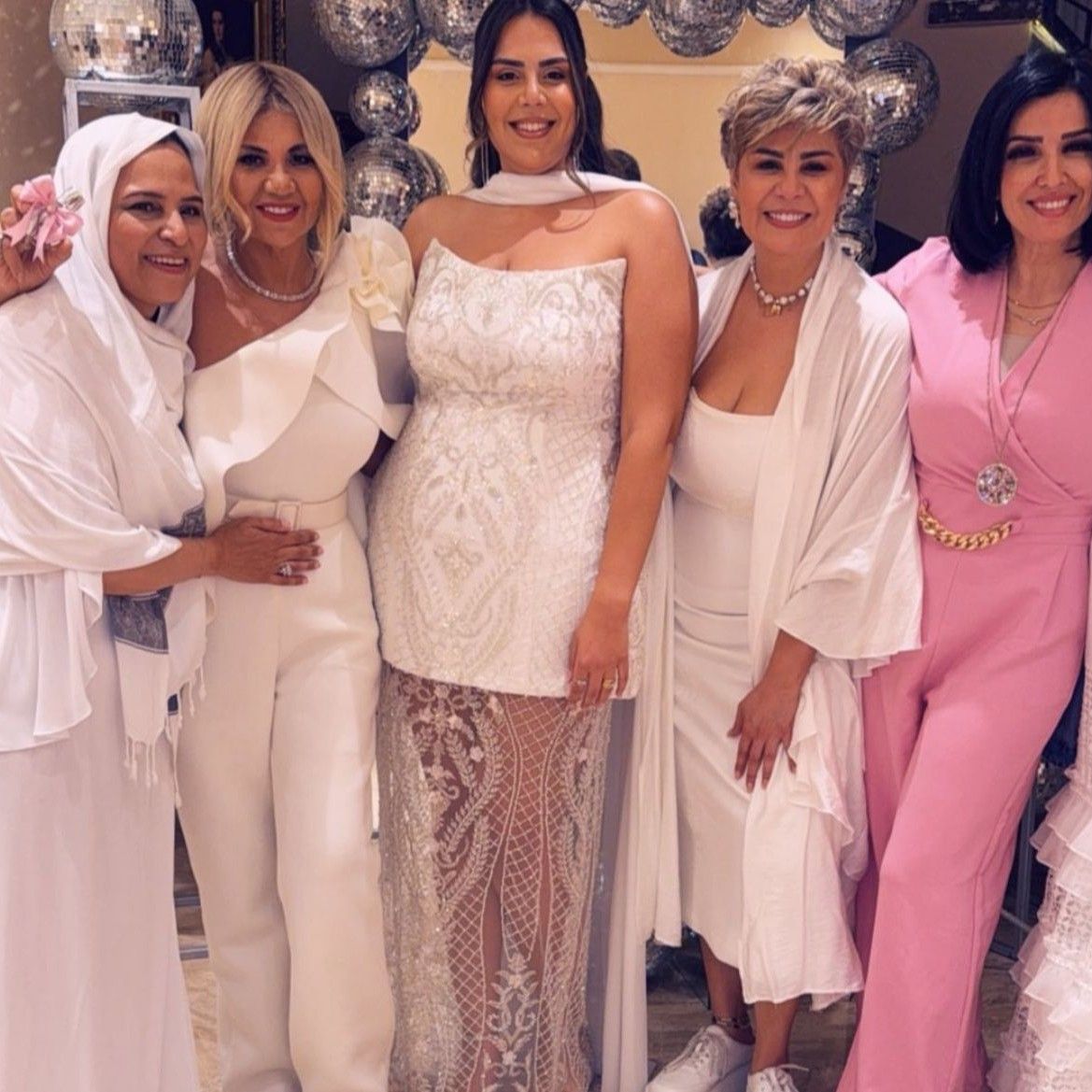 عاجل: إطلالة بيضاء.. الصور الأولى من “حنة” ابنة الإعلامية مفيدة شيحة