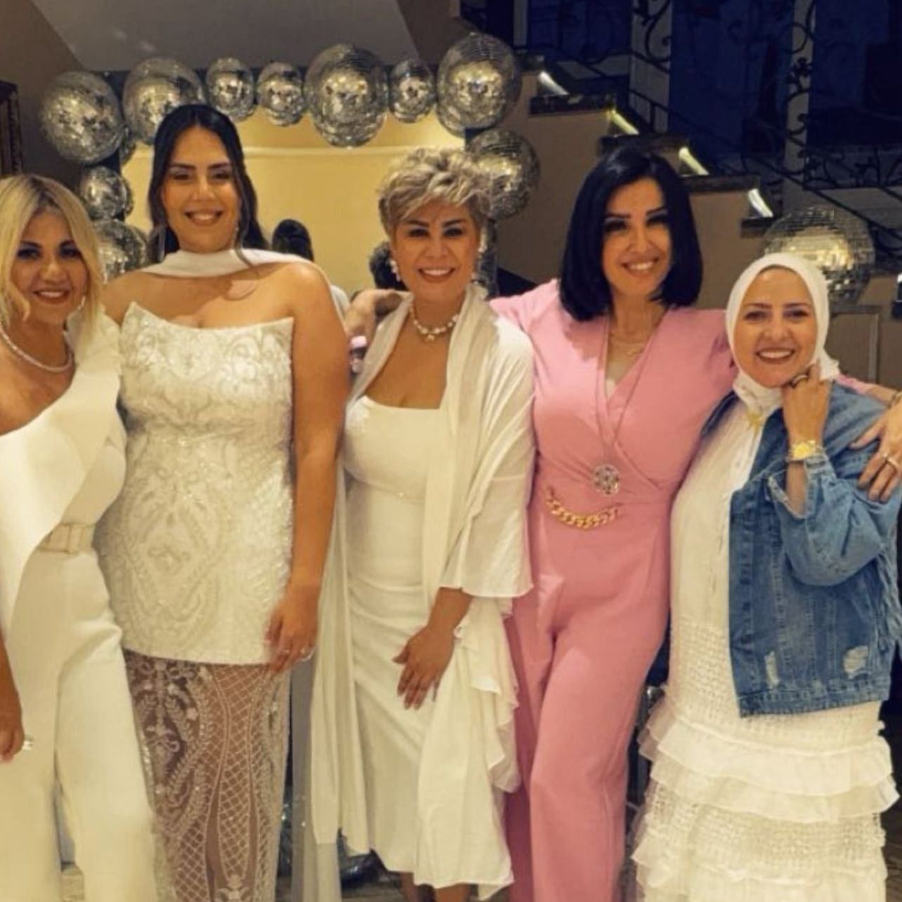 عاجل: إطلالة بيضاء.. الصور الأولى من “حنة” ابنة الإعلامية مفيدة شيحة