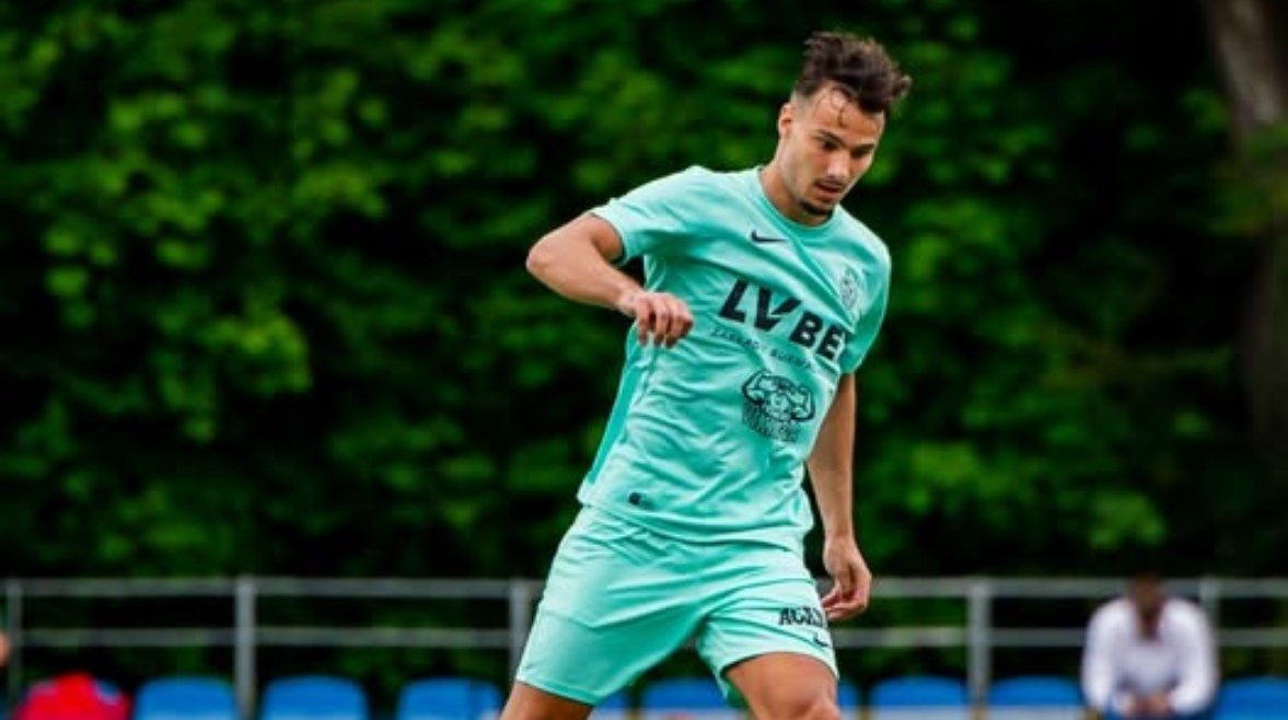 عاجل: بعد ارتباطه بالأهلي.. أسد الحملاوي يهرب من معسكر شلاسك البولندي