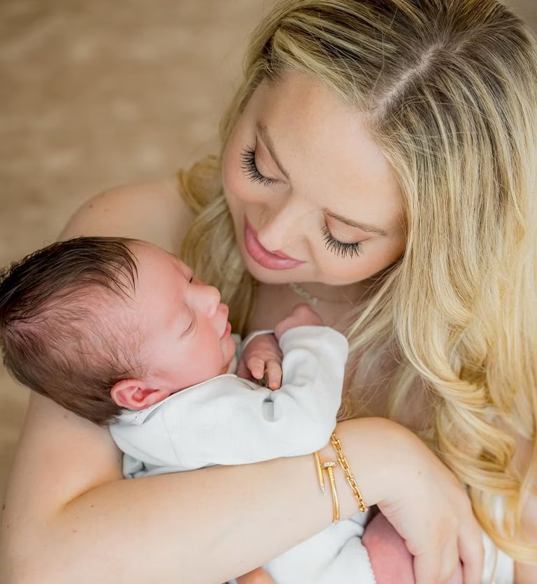 عاجل: أول ظهور لحفيد دونالد ترامب.. تيفاني تشاركه لحظات عائلية دافئة