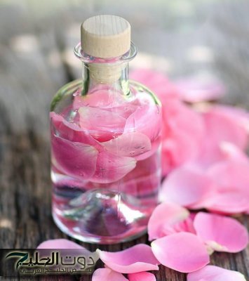 فوائد ماء الورد للبشرة واستخدامه في الروتين الليلي