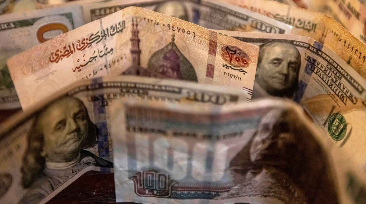 عاجل: رغم تراجعه عالميًا.. لماذا لم ينخفض سعر الدولار أمام الجنيه؟