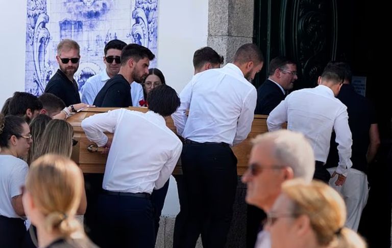 عاجل: جنازة ديوغو جوتا.. غياب محمد صلاح وحضور نجوم الكرة في البرتغال