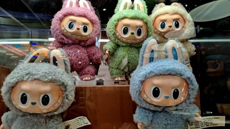 عاجل: تسكنها الشياطين وتهاجم ليلًا.. لابوبو دمي لطيفة تضمر الشر بين أنيابها