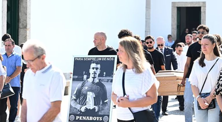 عاجل: جنازة ديوغو جوتا.. غياب محمد صلاح وحضور نجوم الكرة في البرتغال