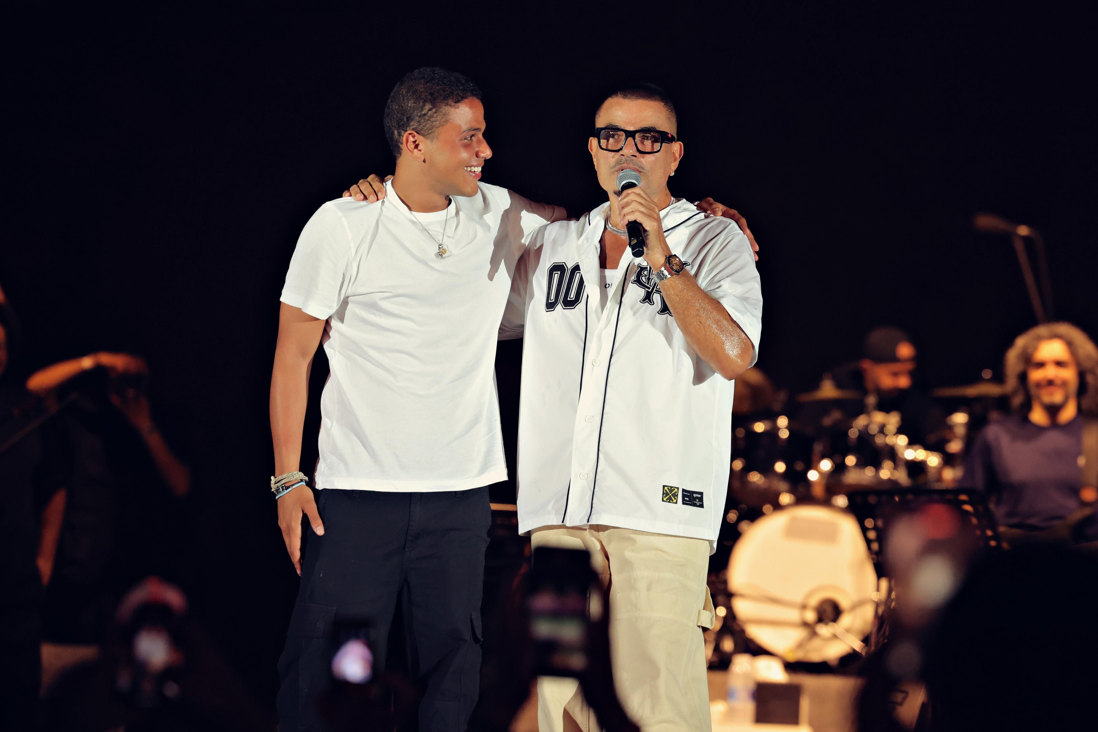 عاجل: عمرو دياب يشعل الساحل بـ”خطفوني” ويُفاجئ الجمهور بجانا على المسرح