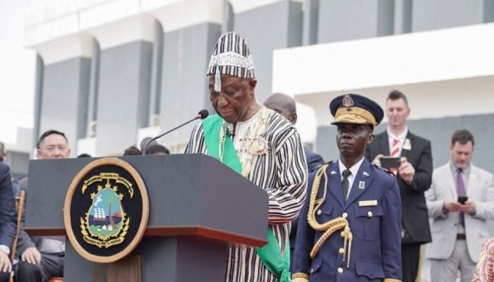 عاجل: رئيس ليبيريا يعتذر لمواطنيه.. ما الأسباب؟