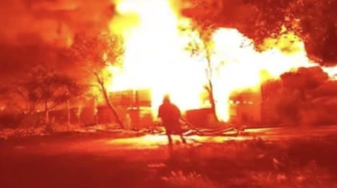 عاجل: حريق هائل بالقرب من مطار برج العرب