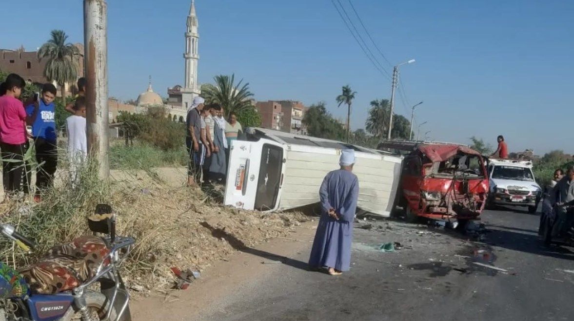 عاجل: بينهم طالب ثانوي.. إصابة 12 شخصًا في تصادم سيارتين بسوهاج