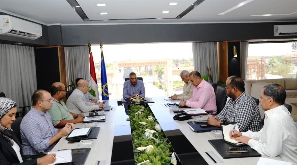 عاجل: وزير النقل يوافق على تطوير 35 كم من الطرق بأسوان