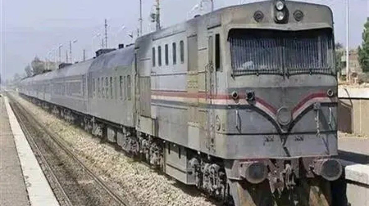 عاجل: ساعدها في عبور شريط السكة.. وفاة مسنة ورجل صدمهما قطار بأسيوط