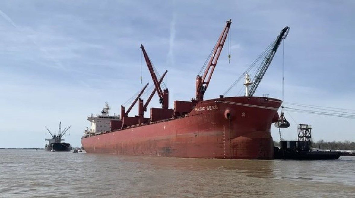 عاجل: الإمارات تنقذ طاقم السفينة “ماجيك سيز” بعد استهدافها بصواريخ حوثية