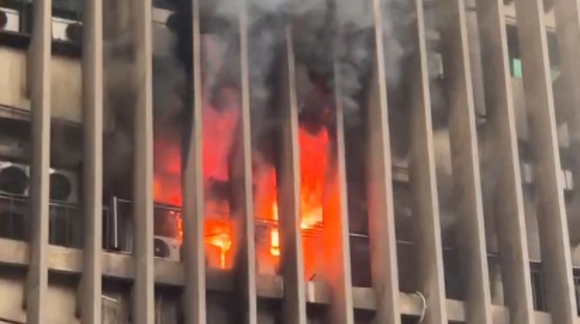 عاجل: حريق سنترال رمسيس يمتد لطوابق عليا “صور”