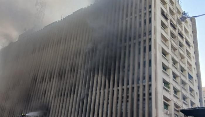 عاجل: احتواء حريق اندلع في مبنى سنترال مركزي بوسط القاهرة